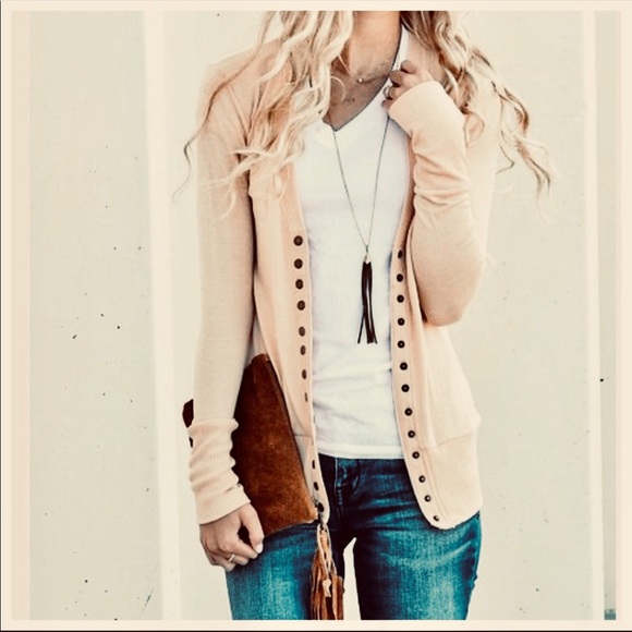 ✨LAST ONE✨Off Beige snap closure BEST cardigan - Picture 2 of 7